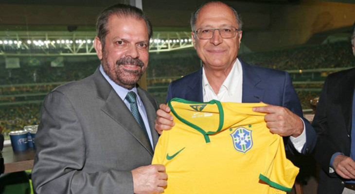  Reinaldo Carneiro Bastos (à esq.), presidente da FPF, ficou de fora da organização do novo Regional no futebol brasileiro!