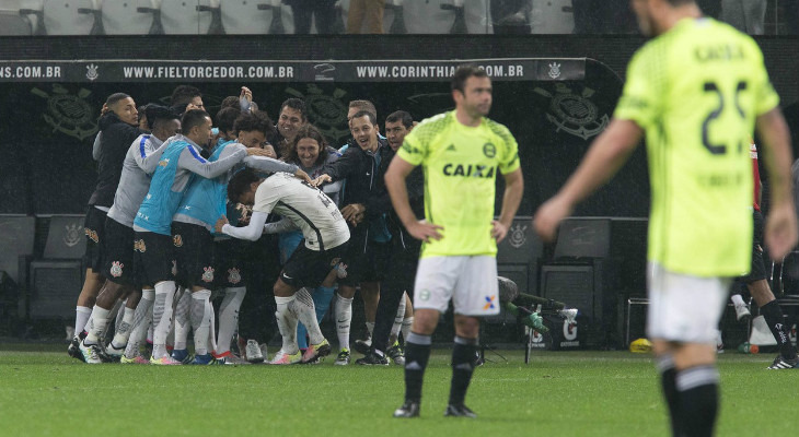  Corinthians superou o Coritiba e assumiu a liderança do Brasileirão pela primeira vez em 2016!