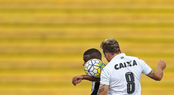  Botafogo e Vitória se enfrentaram no domingo pela manhã com arquibancadas vazias no Brasileirão!