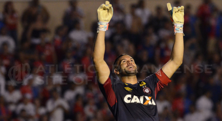  Weverton tem fechado o gol e comemorado muitas defesas com a camisa do Atlético Paranaense!