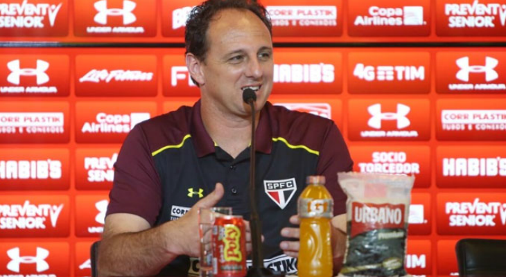  Rogério Ceni, um ano após pendurar as luvas, aceitou o desafio de ser técnico do São Paulo!