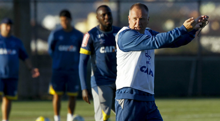  Mano Menezes terá a missão de comandar o Cruzeiro em seu retorno à Copa Sul-americana!