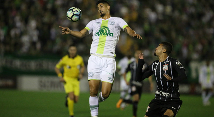  Chapecoense foi derrotada pelo líder Corinthians e chegou a dez derrotas em 21 rodadas do Brasileirão!