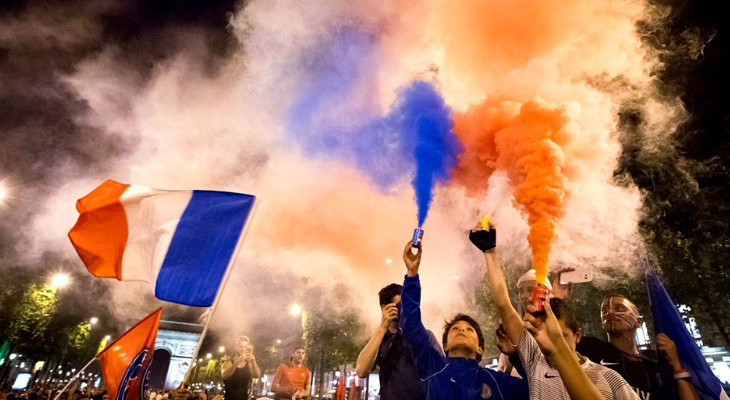  Festa em Paris vai durar toda a madrugada por causa da classificação da França à Copa do Mundo!