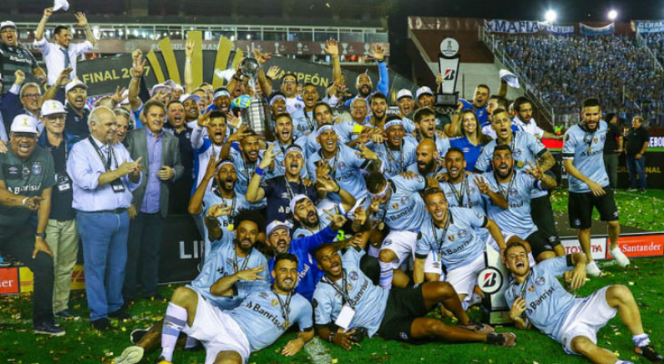  Grêmio foi campeão da Libertadores uma temporada depois de faturar o título da Copa do Brasil!