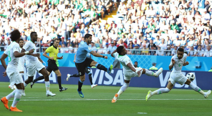  Luis Suárez anotou seu sexto gol em Copas do Mundo e classificou o Uruguai para as oitavas de final!