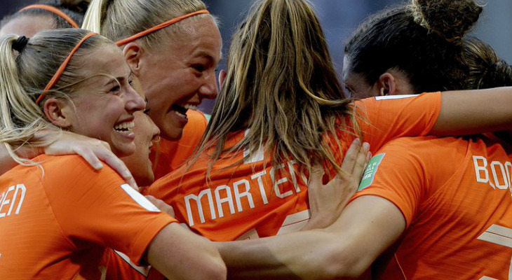  Martens marcou os dois gols que colocaram a Holanda nas quartas de final da Copa do Mundo Feminina!