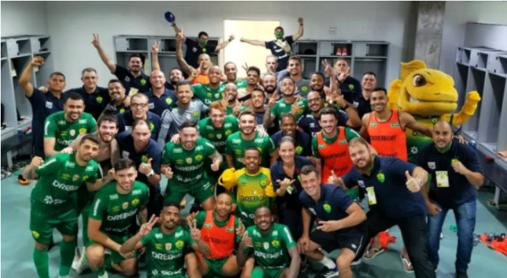  Cuiabá fez festa no vestiário após a vitória deixar o líder da Série B com 32 pontos em 15 jogos!