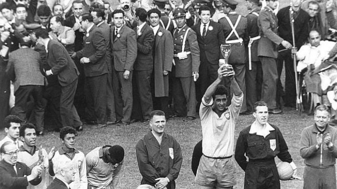  Mauro levanta a Copa do Mundo de 1962, no Chile, a segunda da Seleção Brasileira!