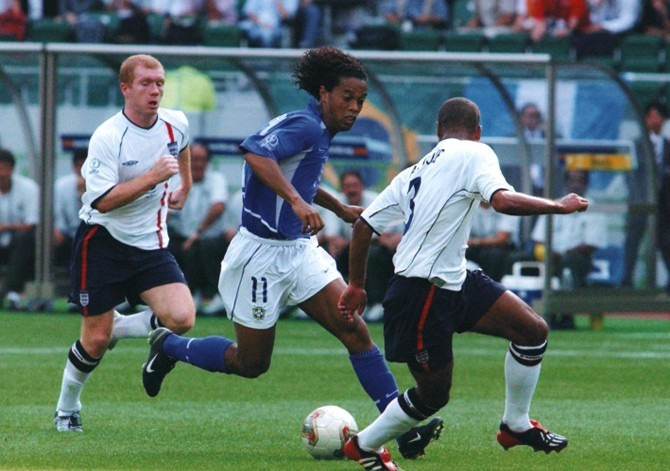  Ronaldinho passa por marcadores ingleses em 2002: última vez
