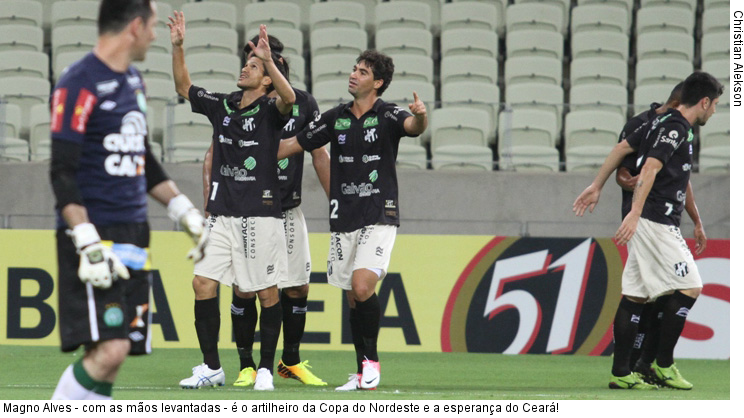  Magno Alves - com as mãos levantadas - é o artilheiro da Copa do Nordeste e a esperança do Ceará!