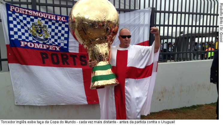  Torcedor inglês exibe taça da Copa do Mundo - cada vez mais distante - antes da partida contra o Uruguai!