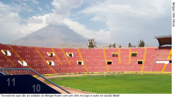  Torcedores que vão ao estádio do Melgar ficam com um olho no jogo e outro no vulcão Misti!