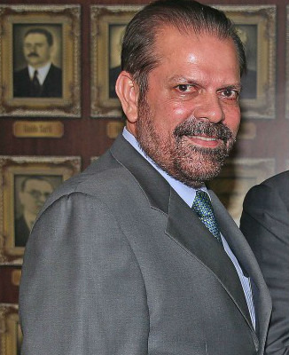  Reinaldo Carneiro Bastos, presidente da entidade que mais arrecada à custa dos clubes no Brasileirão!