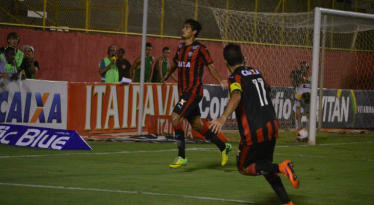  Vitória está a um empate do acesso e também de ficar a frente do Bahia mais uma vez no Brasileirão!