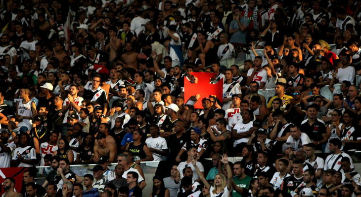  Torcida do Vasco iluminou o bicampeonato carioca e ainda aumentou sua marca nas arquibancadas em relação a 2015!