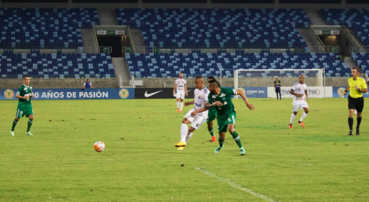  Estão vendo aquele "mar azul" ao fundo? São lugares disponíveis na vazia Arena Pantanal!