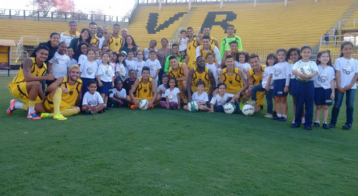  Elenco do Volta Redonda ganhou o apoio dos alunos da Escola Municipal Marlene Mendes antes da final!