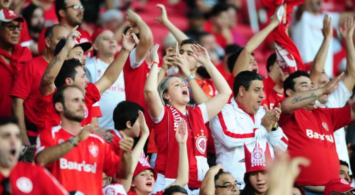  Torcida de primeira do Internacional dá mais espetáculo nas arquibancadas do que o time em campo na Série B!