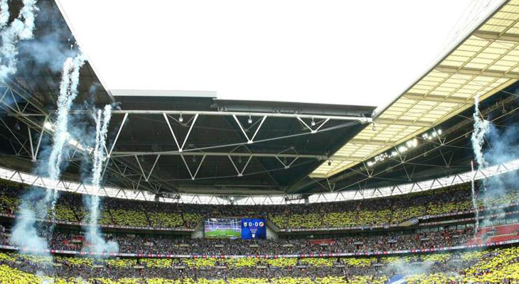  Huddersfield, primeiro tricampeão da Premier League, volta à elite inglesa após longos 45 anos!