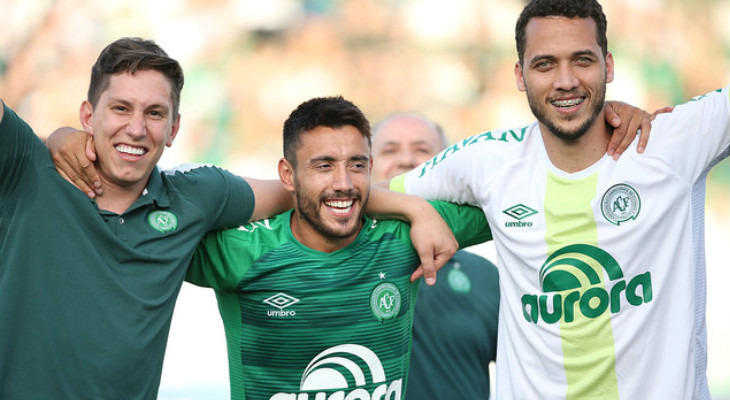  Follmann, Ruschel e Neto comemoram a vaga para a Libertadores da Chapecoense que foi campeã do returno no Brasileirão!