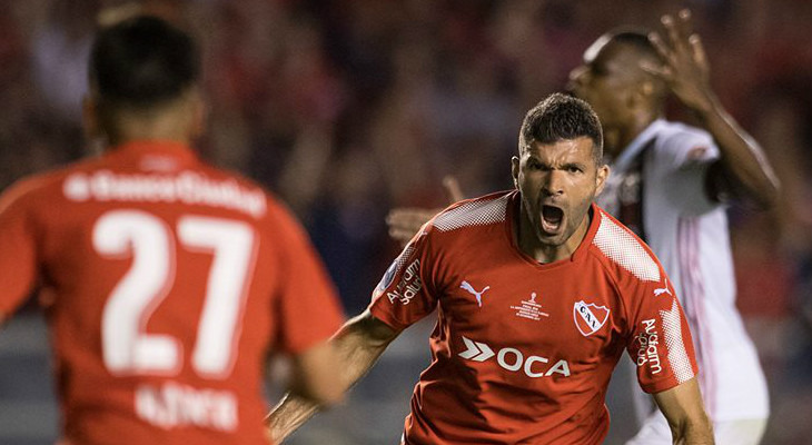  Independiente saiu na frente do Flamengo e ficou perto do seu quinto título contra brasileiros em torneios sul-americanos!