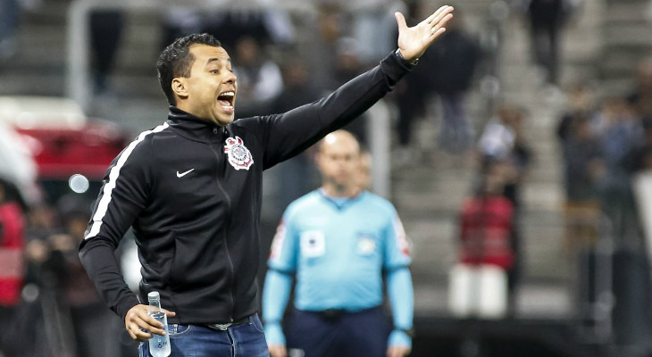  Jair Ventura, que buscou o título da Copa do Brasil, terá que se contentar com a luta contra o descenso no Brasileirão!