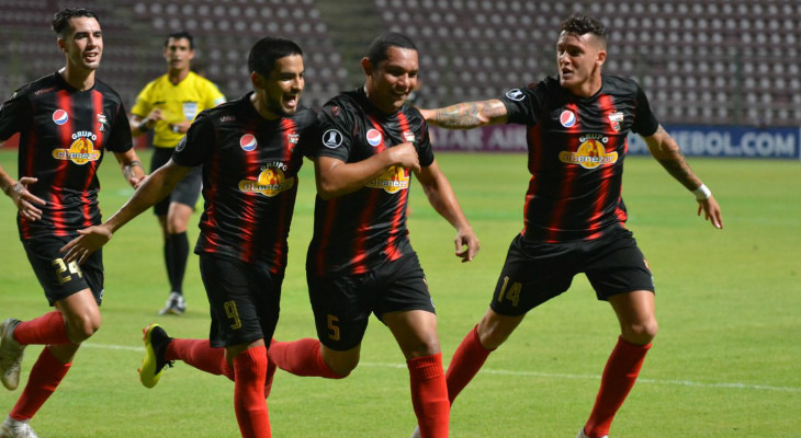  Bernaldo Manzano, jogador número 5, fez um gol a favor do CD Lara e um tento contra pela Libertadores!