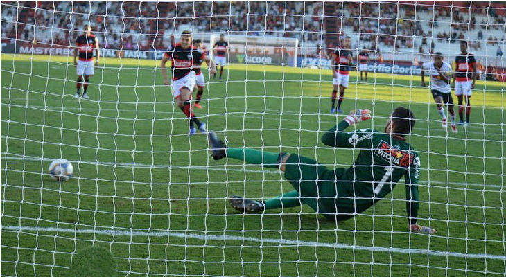  Mike marcou os dois gols em cobranças de pênaltis do Atlético Goianiense na Série B!