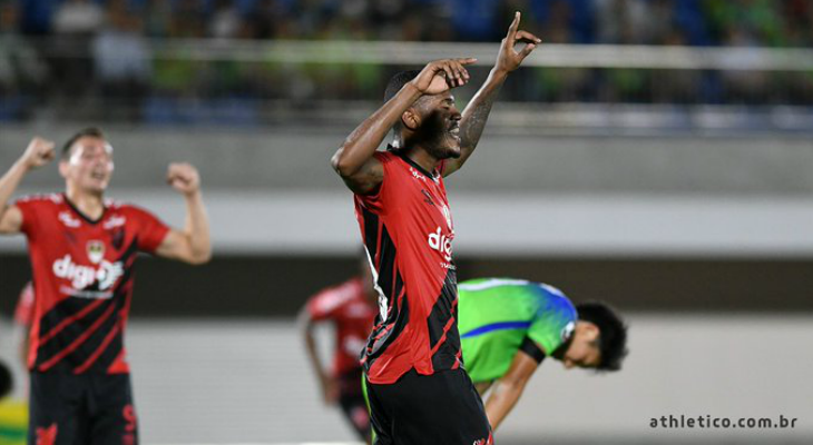  Athlético Paranaense bateu o anfitrião Shonan Bellmare e faturou o inédito título da Copa Suruga!