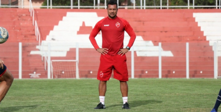  Rafael Toledo terá a dura missão de livrar o Vila Nova do rebaixamento na Série B!