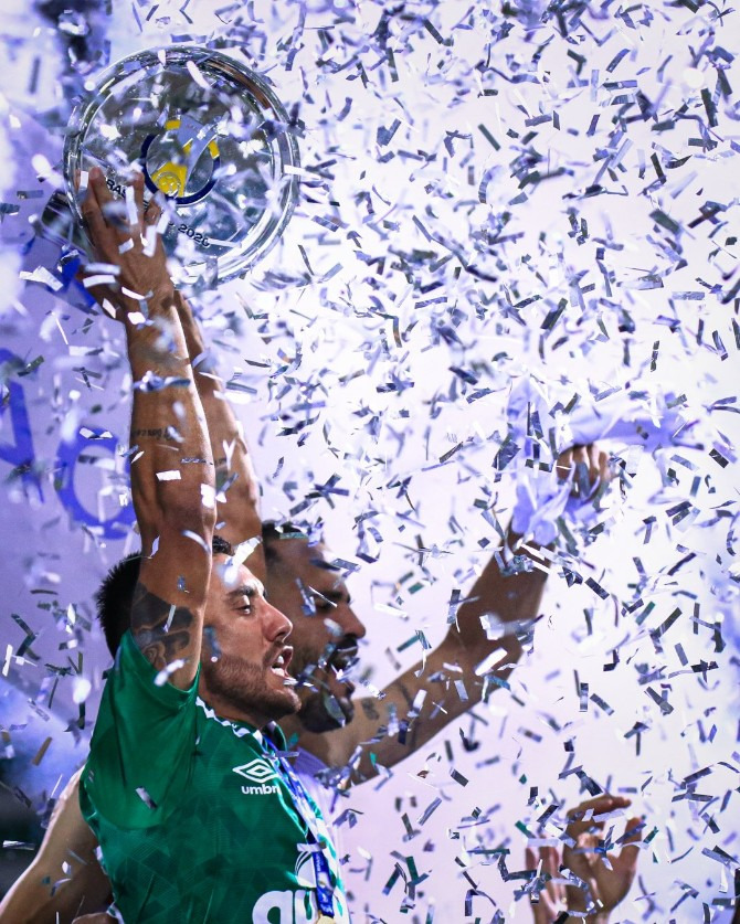  Chapecoense, ao faturar a Série B do Brasileirão, levantou o 1º troféu nacional da sua história!