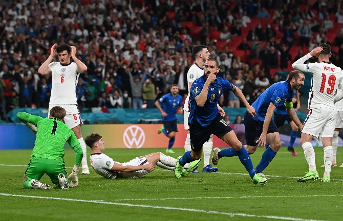  Itália derrotou a Inglaterra nos pênaltis e voltou a conquistar a Eurocopa após cinco décadas!
