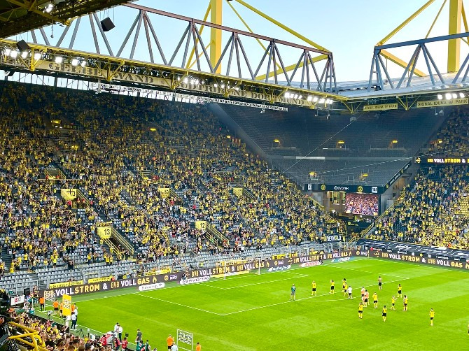  Borussia Dortmund contou com a força do seu torcedor para estrear com vitória na Bundesliga!