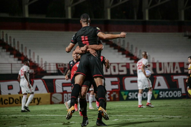  Atlético Goianiense se manteve na elite do Brasileirão e ainda ganhou a companhia do Goiás!