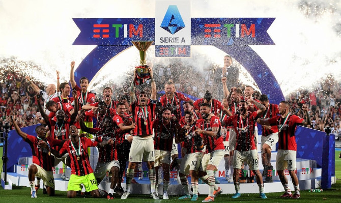  Jogadores do Milan comemora o título italiano