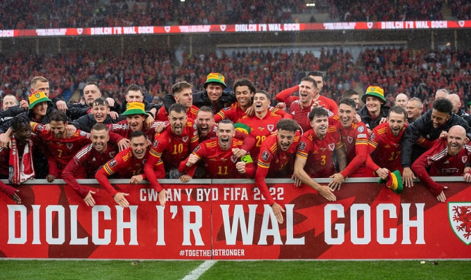  Jogadores do País de Gales comemoram a classificação