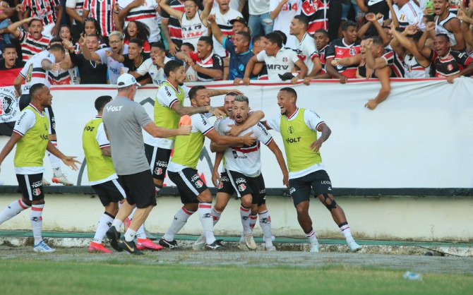  Jogadores do Santa Cruz comemoram com os torcedores