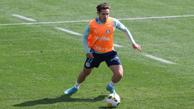  Raphael Veiga em ação pelo Palmeiras