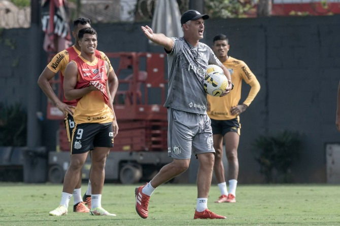  Lisca está em começo de trabalho no Santos
