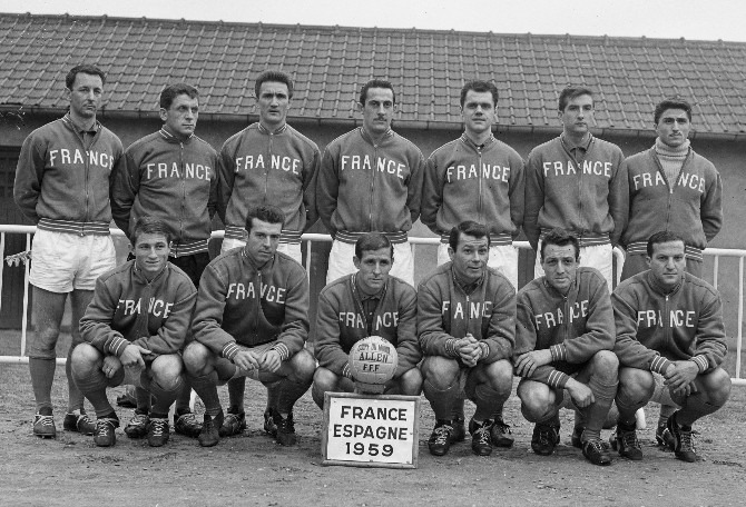  Em gols ao longo da história da Copa do Mundo, Just Fontaine (ao lado do atleta com a bola) está acima de Pelé!