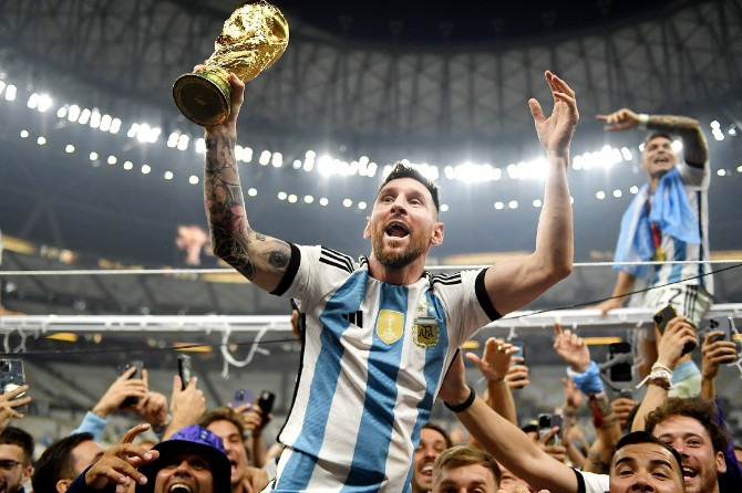  Lionel Messi levantou o troféu da Copa do Mundo no Qatar!