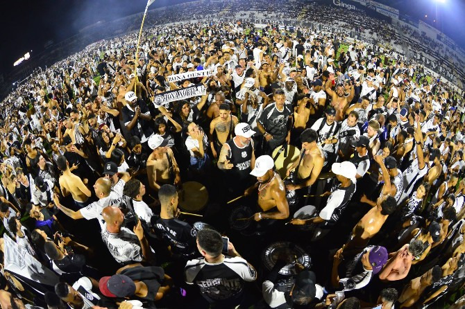  Torcedores da Ponte Preta invadiram o gramado para festejar o título da Série C!