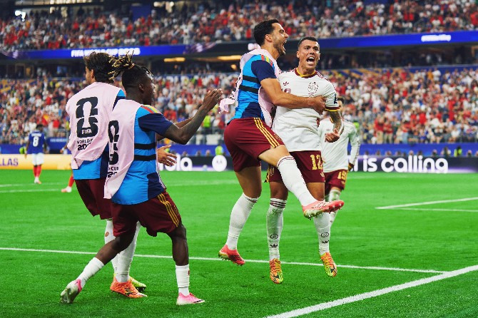  Espanha superou a França e se garantiu pela segunda vez na final da Copa do Mundo!