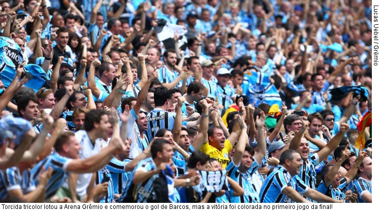  Torcida tricolor lotou a Arena Grêmio e comemorou o gol de Barcos, mas a vitória foi colorada no primeiro jogo da final!