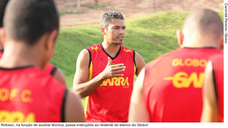  Róbson, na função de auxiliar técnica, passa instruções ao restante do elenco do Globo!
